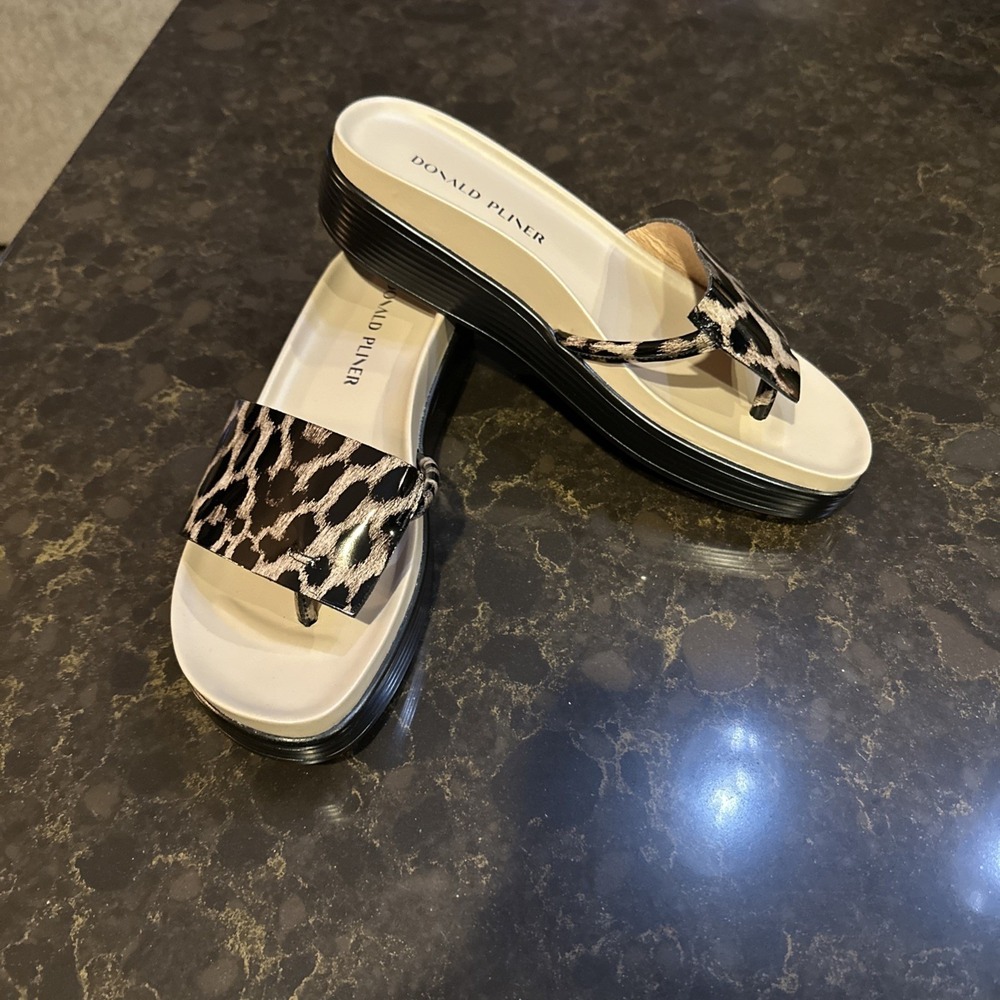 Donald Pliner Fifi Leopard Print Patent Leather Platform Thong Sandals 9M